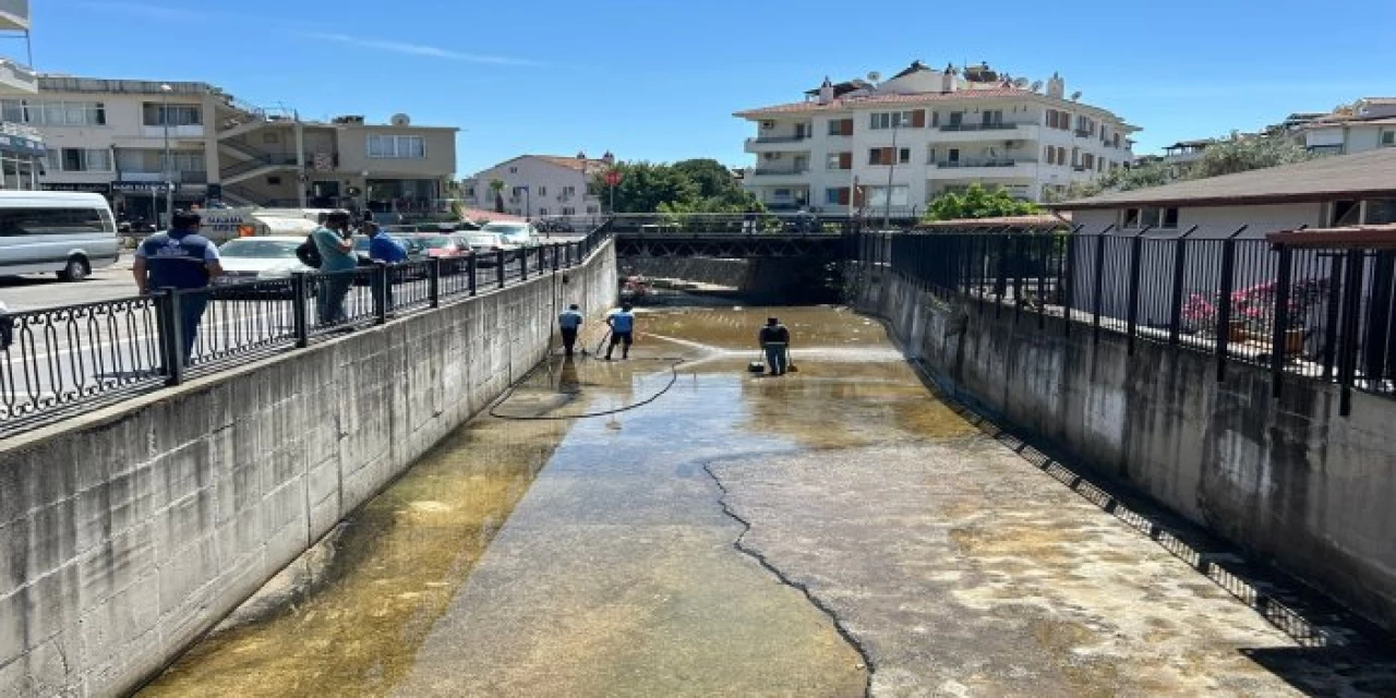 Muski'nin Marmaris'teki Dere Temizliği Çalışmaları Devam Ediyor