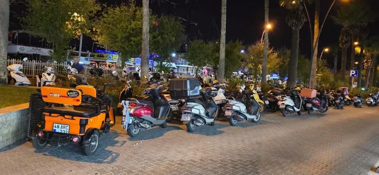 Marmaris'te çarşı esnafı motosiklet park yeri istiyor