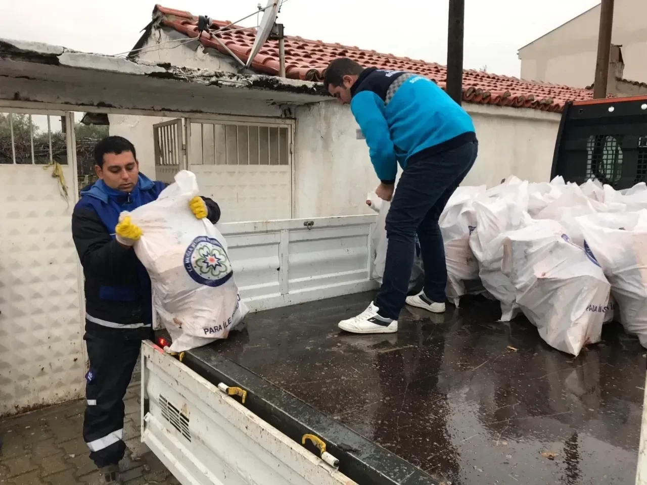 Mezarlıktaki odunlar ihtiyaç sahiplerinin yuvasını ısıtıyor