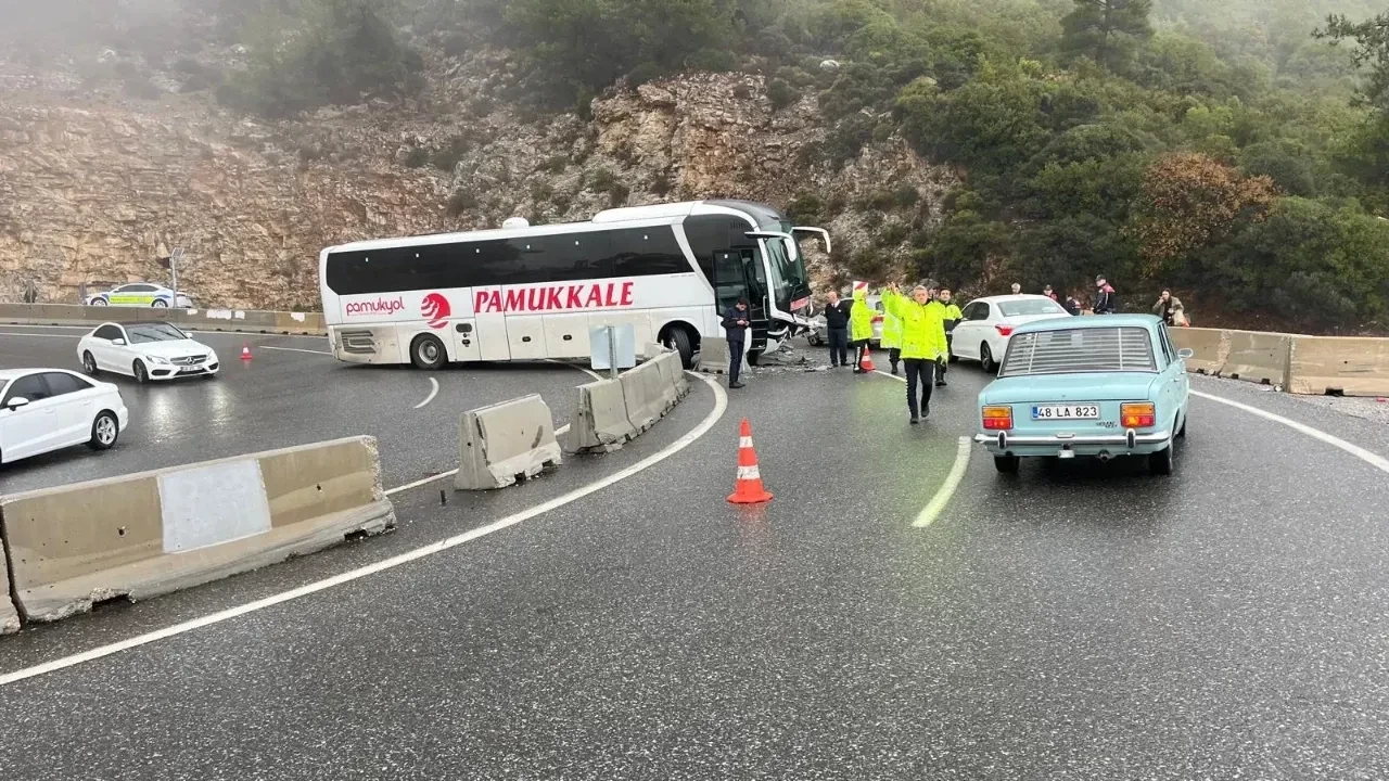 Muğla Sakar'da Yolcu Otobüsü Kazası: 5 yaralı