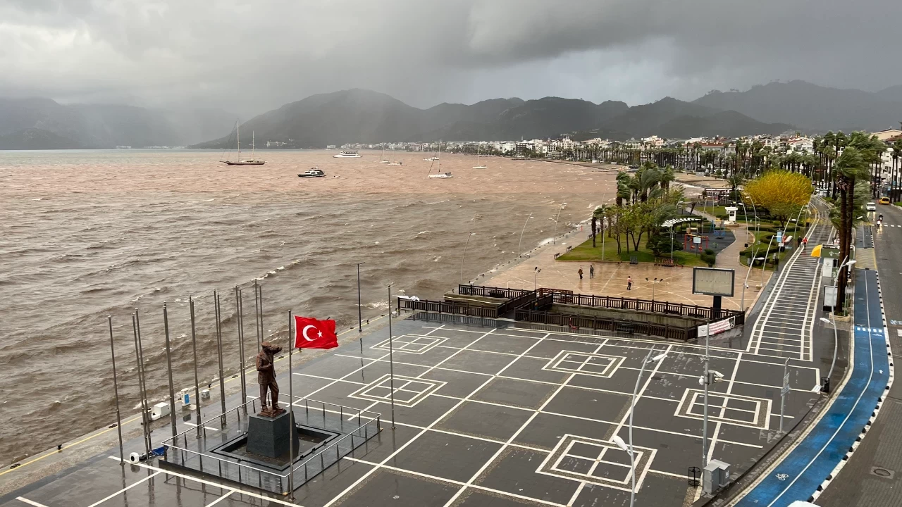 Marmaris’te etkili yağış: Körfezin rengi değişti