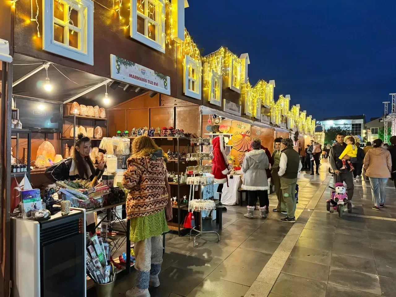 Marmaris Belediyesi, Yeni Yıla Hazır! Şehir Turizm Merkezini Cıvıl Cıvıl Yaptı!