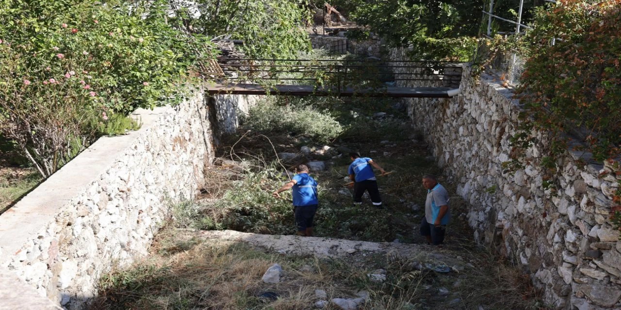 Marmaris Belediyesi Temizlik İşleri Müdürlüğü, Zorlu Şartlara Rağmen Yoğun Tempo ile Çalışmalarını Sürdürüyor.