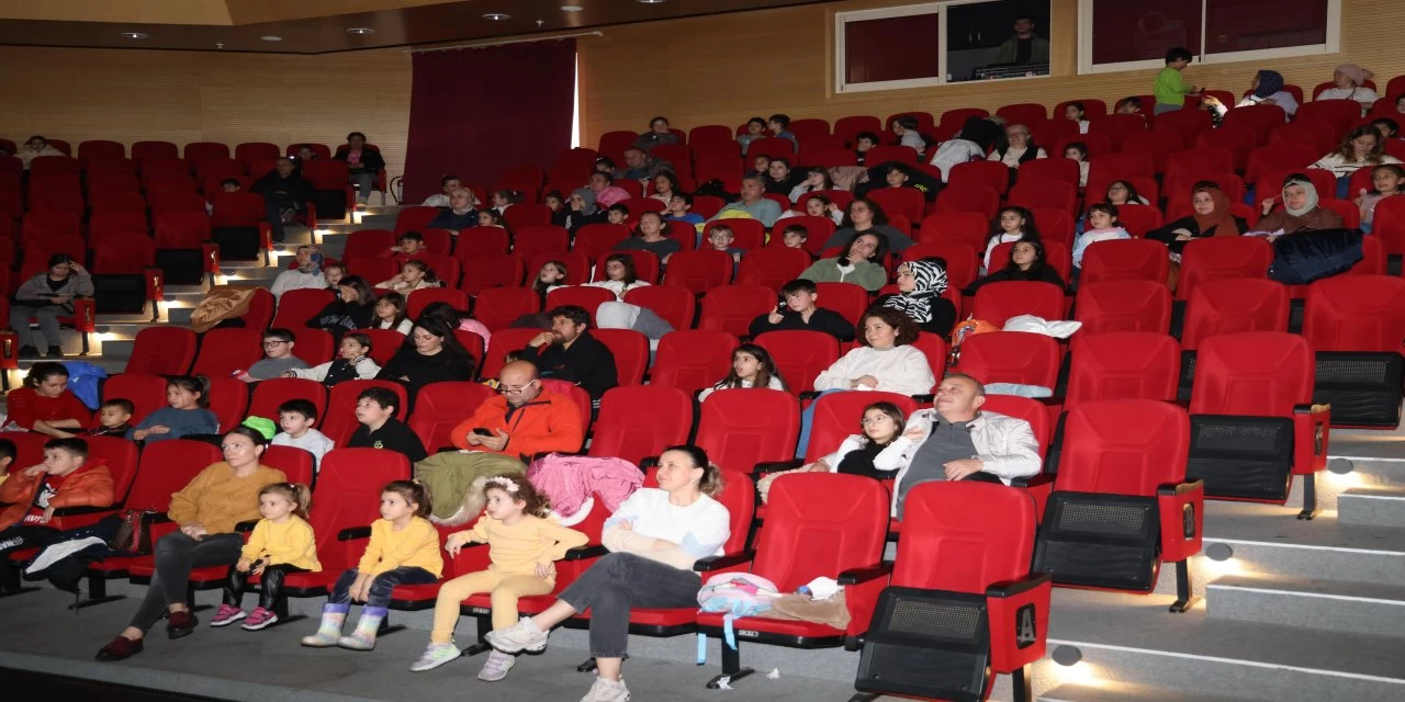 Marmaris Belediyesi'nden Çocuklara Yarıyıl Tatili Etkinlikleri! Ücretsiz Filmler ve Eğlence Dolu Günler Başlıyor