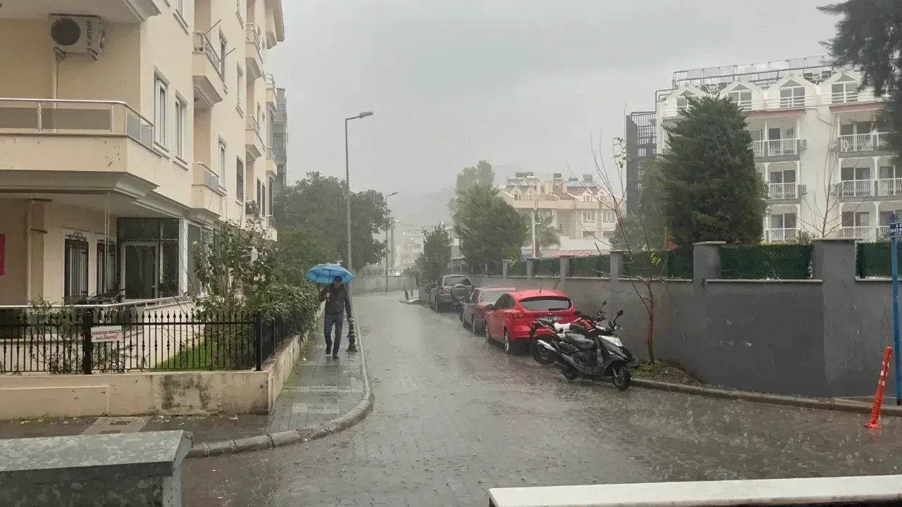 Marmaris'te Meteoroloji Uyarısı Sonrası Aniden Yağmur Başladı!