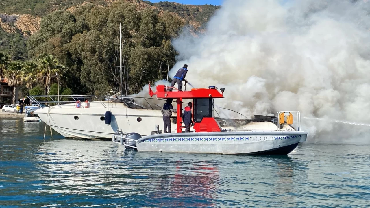 Muğla Büyükşehir Acil Müdahale Teknesinden Yat Yangınına Müdahale