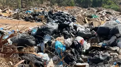 Hisarönü'nde futbol sahası çöplüğe döndü