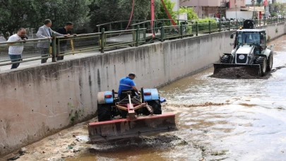 Marmaris Belediyesi Temizlik İşçileri Şehri Parlatıyor