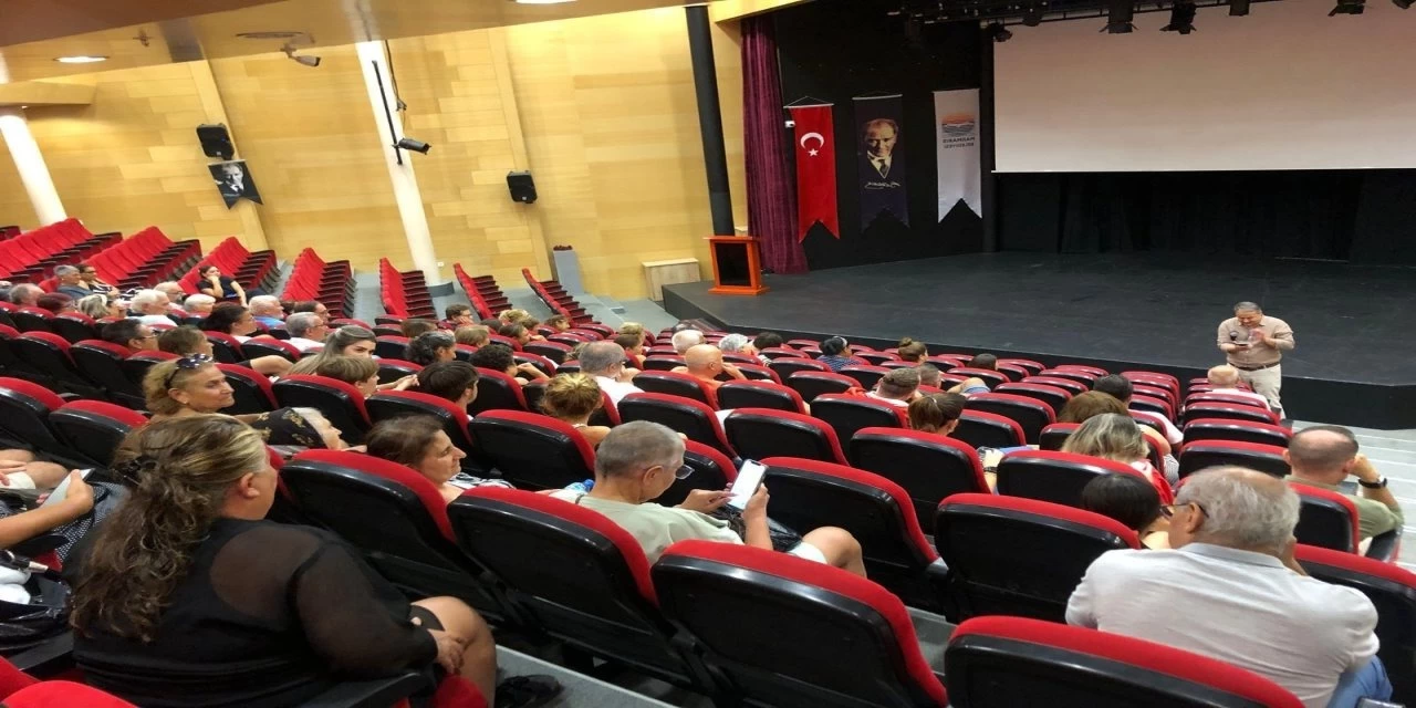 Muğla'da Müjdat Gezen'in Hayatını Anlatan Oyun Sahnelendi