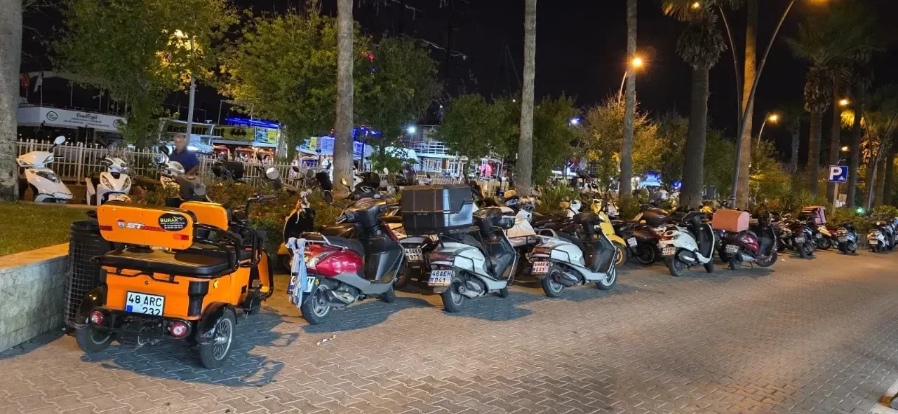 Marmaris'te çarşı esnafı motosiklet park yeri istiyor