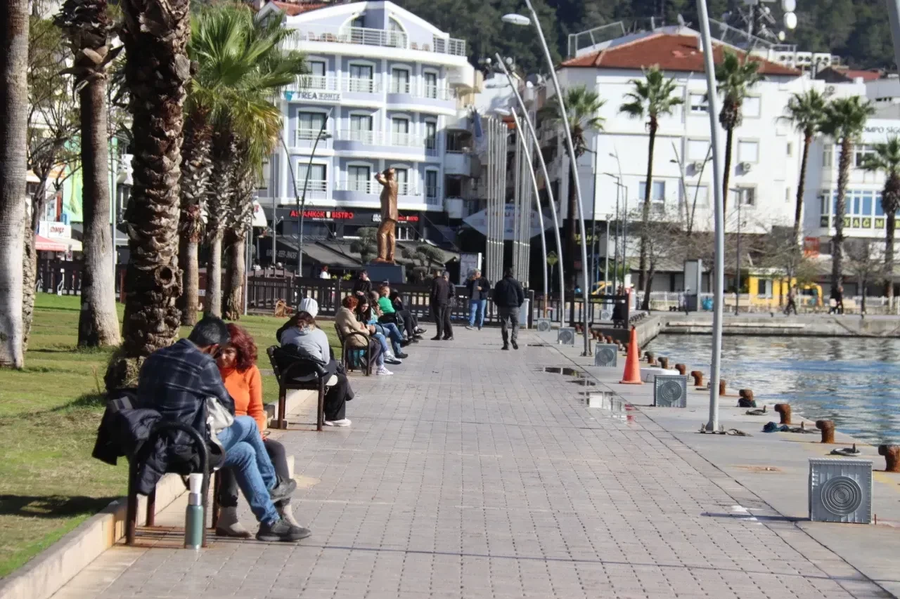 Marmarisliler Yağmurdan Sonra Güneşin Keyfini Çıkardı, Yeni Yıl Panayırı ve Kordon Caddesi Tıklım Tıklım!